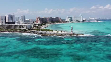 Leuchtturm-Von-Punta-Cancun-Und-Die-Umliegende-Meereslandschaft,-Mexiko