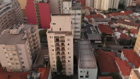 Experimente-Un-Panorama-Urbano-Con-La-Inclinación-De-Un-Dron,-Revelando-El-Paisaje-Urbano-Lleno-De-Vida-En-Un-Día-Normal.