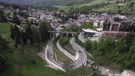 Los-Coches-Circulando-Por-La-Curva-Cerrada-Cortina-D&#39;ampezzo,-Italia