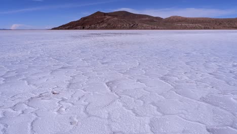 Pan-across-hard-salt-pans-on-Uyuni-Salt-Flat,-arid-Bolivian-altiplano