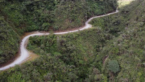 Vuelo-Bajo-Por-Un-Valle-Estrecho-Y-Empinado,-Camino-De-La-Muerte-De-Los-Yungas,-Montaña-De-Bolivia