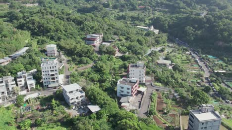 Zhuwei,-Distrito-De-Tamsui-Con-Paisajes-Verdes-Y-Edificios-Residenciales,-Inclinado-Hacia-Arriba,-Aéreo
