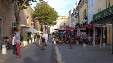 La-Gente-Se-Mueve-Por-Las-Calles-Peatonales-Junto-A-Los-Restaurantes-De-Antibes-En-2020.