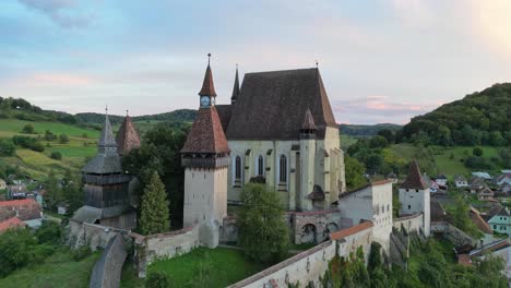 Castillo-De-La-Iglesia-Fortificada-De-Biertan-En-Transilvania,-Rumania---Antena-4k