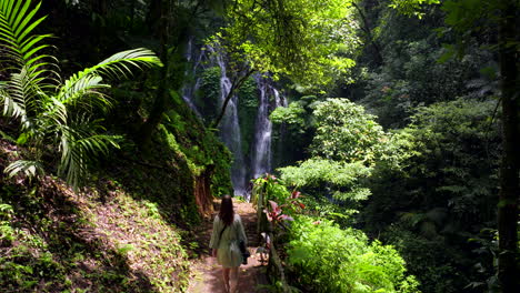 Cascada-Banyu-Wana-Amertha,-Impresionante-Atracción-Natural,-Selva-De-Buleleng