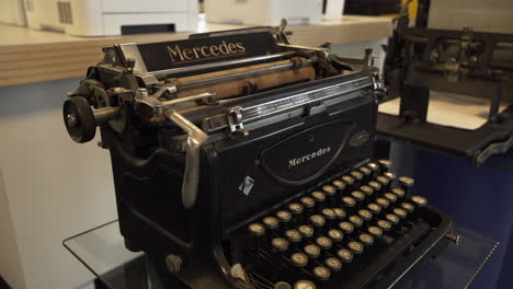 Beautiful-historical-typewriter-with-vintage-keyboard,-lowering-shot,-close-up