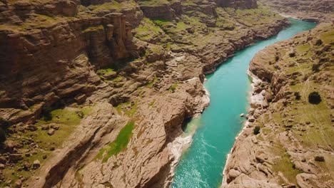 Volar-Sobre-El-Color-Turquesa-Flujo-Del-Río-En-La-Naturaleza-El-Cañón-Aventura-Roca-Acantilado-Valle-En-Medio-Oriente-Hospitalidad-árabe-Atracción-Turística-Vacaciones-Arabia-Saudita-Viajar-A-Un-Paisaje-Maravilloso