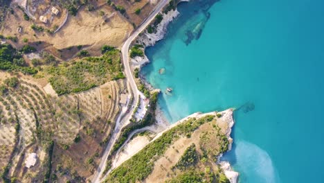 Xigia-Strand-Auf-Zakynthos-Mit-Türkisfarbenem-Wasser-Und-Kurvenreichen-Straßen,-Luftaufnahme