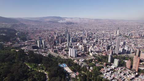Luftaufnahme-Der-Innenstadt-Von-Bogota,-Sonniger-Tag-In-Kolumbien