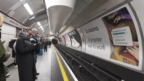 Pasajeros-Esperando-La-Llegada-Del-Tren-De-La-Línea-Bakerloo-En-El-Andén-De-La-Estación-De-Oxford-Street-En-Londres,-Inglaterra