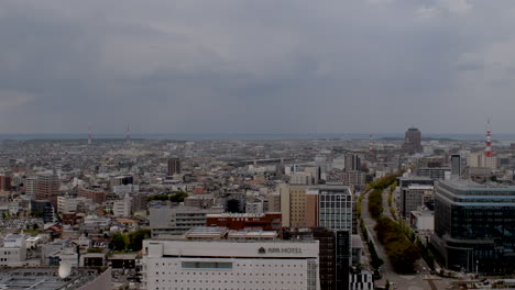 Die-Beobachtung-Der-Stadt-Kanazawa-In-Japan,-Eine-Tagesaufnahme-Der-Ausgedehnten-Stadtlandschaft-Unter-Bewölktem-Himmel,-Symbolisiert-Die-Essenz-Einer-Megapolis-Und-Des-Städtischen-Lebens