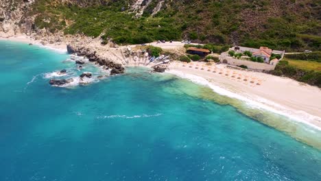 Playa-De-Petani-Con-Aguas-Turquesas-Y-Costas-Rocosas-En-Cefalonia,-Grecia,-Durante-El-Día,-Vista-Aérea