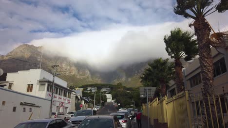 Wolken-über-Dem-Tafelberg,-Gesehen-Von-Einer-Straße-In-Der-Windigen-Camps-Bay,-Außerhalb-Von-Kapstadt,-Südafrika
