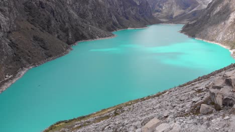 Eine-Gruppe-Von-Touristen-Genießt-Den-Paron-See-Und-Macht-Fotos