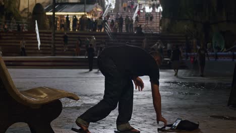 Turista-Innovador-Tomándose-Selfies-Cronometradas-En-Las-Cuevas-De-Batu