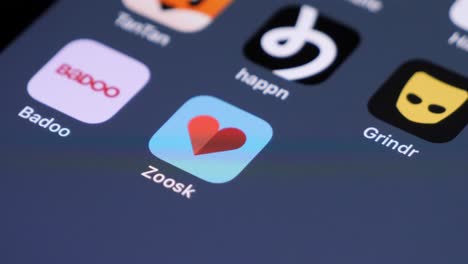 Smartphone-Bildschirm-Mit-Dating-App-Symbolen,-Wischen-Des-Benutzers,-Zoosk-App-Im-Fokus,-Technologiekonzept