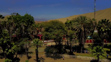 Un-Drone-Aéreo-Con-Pedestal-Disparó-Sobre-Un-Hermoso-Complejo-En-El-Oasis-De-Huacachina,-Perú,-Sudamérica