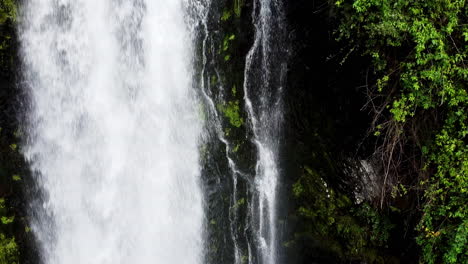 Exuberante-Vegetación-Que-Abarca-Una-Cascada-En-Baños,-Ecuador,-Con-Niebla-Elevándose