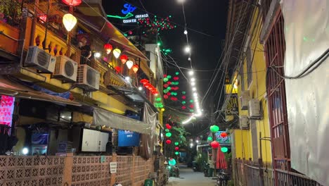 Gasse-Mit-Laternen-Auf-Dem-Nachtmarkt-Von-Hoi-An-Mit-Blick-Nach-Oben-Zur-Sky-Bar