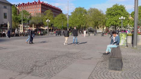 Gente-Moviéndose-Y-Sentada-En-El-Bar-Al-Aire-Libre-En-Medborgarplatsen-En-Estocolmo