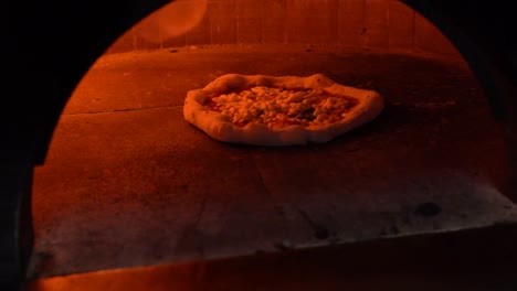 Pizza-Horneada-En-Un-Horno-De-Pizza-Italiano-Con-Fuego-Alrededor-En-Cámara-Lenta