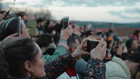 Menschenmenge-Filmt-Karnevalsmomente-In-Podence,-Portugal