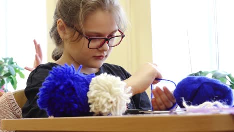 Kinder-Lernen-Handarbeiten-In-Der-Schule.-Bastelstunde-In-Der-Schule