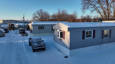 Estacionamiento-De-Camioneta-Frente-A-La-Casa-De-Entrenadores-De-Casas-Móviles-Nevadas-En-Invierno