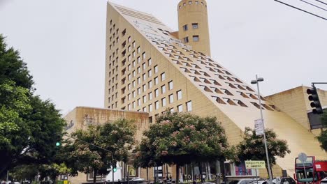 Tilt-up-to-reveal-the-high-end-retail-store-Palacio-de-Hierro-in-Polanco,-Ciudad-de-Mexico,-on-a-rainy-day