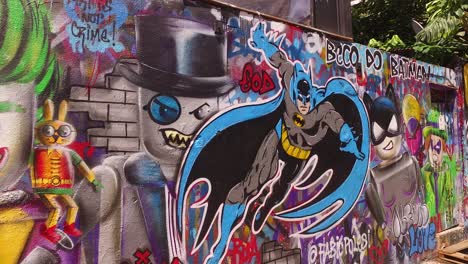 Graffiti-Urbano-En-Beco-De-Batman,-Barrio-De-Vila-Madalena,-Sao-Paulo,-Panorámica-Derecha