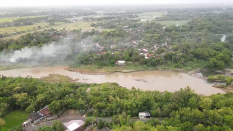 Vista-Aérea,-Flujo-Del-Río-Exprimido-Por-El-Bosque-Tropical