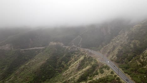 Santa-Monica-Mountains-In-Malibu,-Kalifornien-An-Einem-Bewölkten-Tag-Mit-Verkehr-Auf-Der-Straße-Und-Stabiler-Weitwinkelaufnahme-Eines-Drohnenvideos