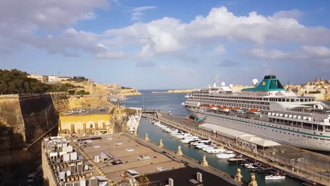 Foto-Panorámica-Del-Crucero-Atracado-En-El-Gran-Puerto-De-La-Valeta,-Malta.