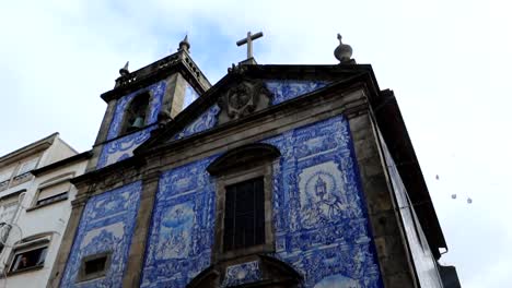 Capilla-De-Las-Almas-Abarrotada-Entrada-Principal-Exterior-Cubierta-Con-Azulejos-Azules-Y-Blancos