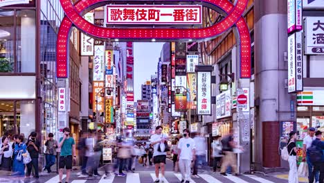 Zeitraffer-Der-Geschäftigen-Lichter-Und-Menschen-Im-Kabuki-Cho-Viertel-Der-Stadt-Shinjuku,-Tokio,-Japan