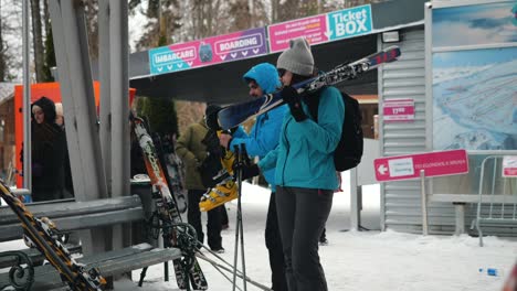 Menschen-Rund-Um-Die-Gondel-In-Einem-Skigebiet-In-Sinaia,-Rumänien