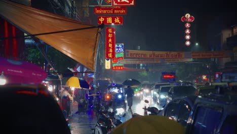 Schwere-Monsunregen-Im-Kommerziellen-Bangkok-Warten-Auf-Ein-Grünes-Signal