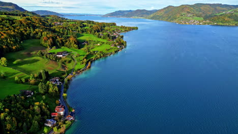 Hermoso-Paisaje-De-Lago-Alpino-Con-Pueblo-En-La-Orilla-Del-Bosque-Verde