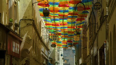 Schwebende-Sonnenschirme-In-Der-Straße-Der-Kleinstadt-Laon-In-Frankreich,-Urbane-Kunstinstallation