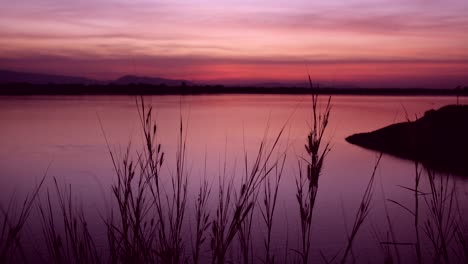 Una-Impresionante-Captura-En-4k-De-Un-Impresionante-Paisaje-Natural,-Donde-El-Sol-Poniente-Evoca-Una-Sensación-De-Emoción-Y-Tranquilidad,-Invitando-A-Los-Espectadores-A-Experimentar-Un-Momento-Sereno-Y-Pacífico.