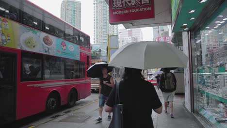 Mong-Kok-Viertel-Von-Hongkong,-Blick-Auf-Straßenebene-Auf-Fußgänger-Und-Stadtverkehr-An-Einem-Belebten,-Bewölkten,-Regnerischen-Tag---Handkamera