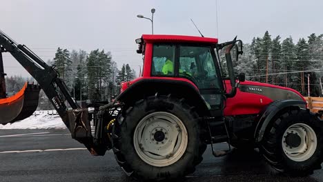 Eine-Karawane-Aus-Traktoren-Und-Lastwagen-Auf-Der-Asphaltstraße,-Landwirte-Protestieren-Gegen-Regierungsentscheidungen