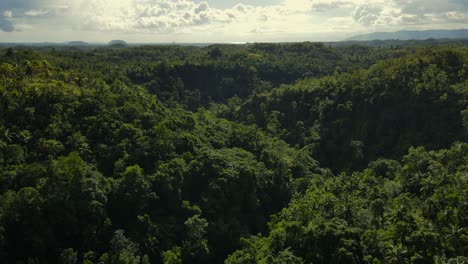 Paisaje-Panorámico-Aéreo-Del-Amanecer-Sobre-La-Selva-Tropical-Verde-Y-El-Fondo-De-Las-Colinas