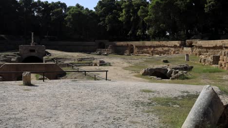 Antiguas-Ruinas-Romanas-En-Cartago,-Túnez,-Bajo-Un-Cielo-Azul-Claro