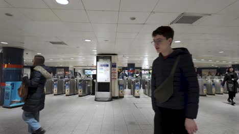 La-Gente-Pasa-Por-Las-Barreras-De-Los-Billetes-En-La-Estación-De-Oxford-Street-En-Londres,-Inglaterra,-El-Concepto-De-Movilidad-Urbana-Y-Eficiencia-Del-Tránsito.