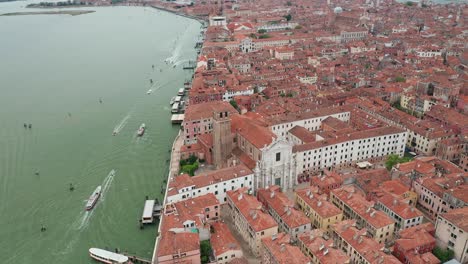 Kirche-Santa-Maria-Assunta-Inmitten-Der-Historischen-Gebäude-Venedigs,-Boote-Auf-Dem-Wasser,-Luftaufnahme