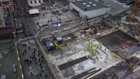 Vista-Estática-De-Pájaro-De-Los-Trabajadores-De-La-Construcción-Y-Los-Peatones-En-Slussen-En-Estocolmo