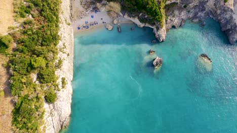 Luftaufnahme-Des-Strandes-Xigia-Auf-Zakynthos,-Griechenland-Mit-Türkisfarbenem-Wasser-Und-Besuchern,-Die-Die-Sonne-Genießen