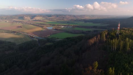 Toma-Aérea-De-La-Ciudad-De-Moravská-Třebová-En-La-República-Checa-Con-Un-Hermoso-Paisaje-Durante-La-Mañana