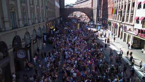 Imágenes-En-Cámara-Lenta-Del-Desfile-Del-Orgullo-Gay-De-Estocolmo-De-2019,-Vistas-Desde-Un-Puente-Arriba